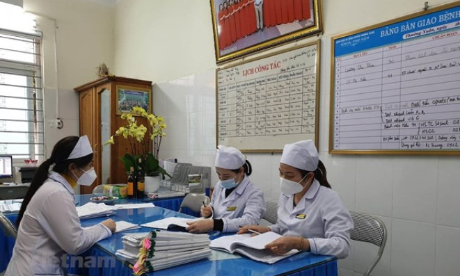 Thủ tướng trả lời chất vấn về chế độ chính sách đối với cán bộ y tế