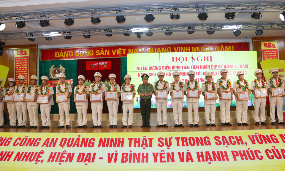 Công an Quảng Ninh tuyên dương điển hình tiên tiến dịp kỷ niệm 75 năm ngày Chủ tịch Hồ Chí Minh ra Lời kêu gọi thi đua ái quốc
