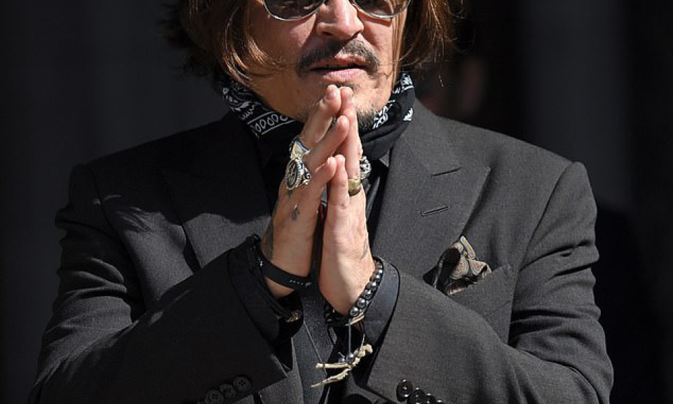 Johnny Depp từ chối làm “cướp biển” vì giận hãng Disney