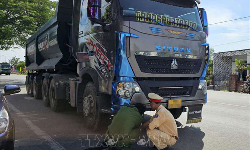 Quảng Trị: Ô tô đầu kéo va chạm với xe máy khiến một phụ nữ tử vong