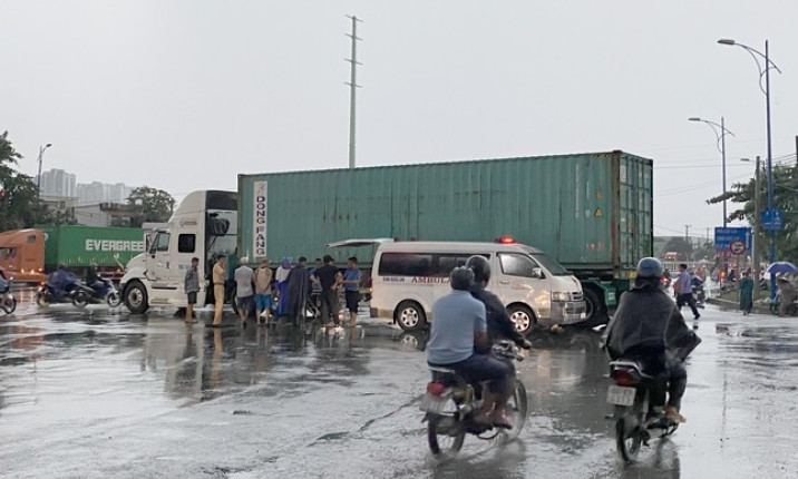Mẹ và con gái chết thảm dưới bánh xe container ở TPHCM