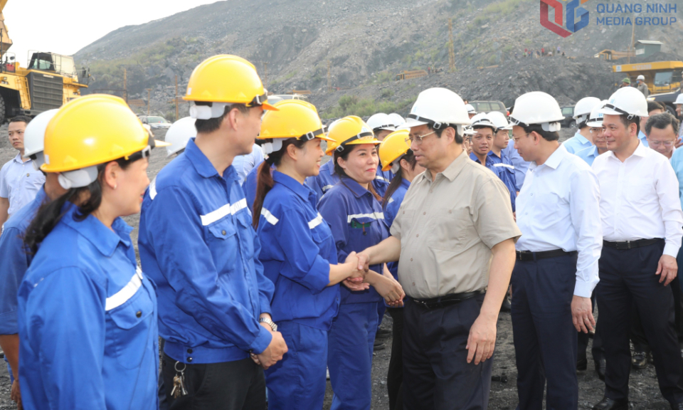 PM inspects electricity, coal supply in Quang Ninh