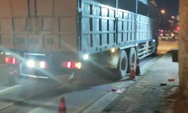Tài xế xe quá tải chây ì suốt hơn 5 giờ đồng hồ vẫn bị xử lý