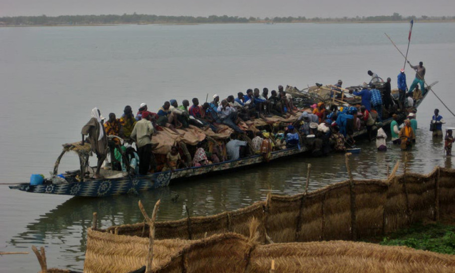Chìm tàu chở người đi ăn cưới trên sông Niger, hơn 100 người chết