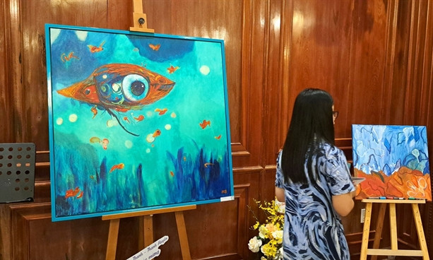 Vietnamese flutist holds first solo art exhibition