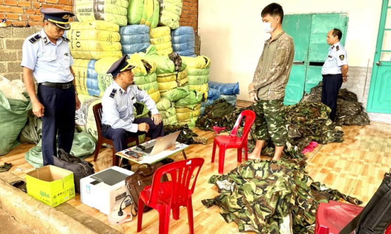 Phát hiện hàng nghìn bộ quần áo rằn ri nhập lậu ở Đắk Lắk, Kon Tum