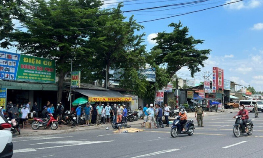 Hai xe máy va chạm, nữ sinh bị xe ben cán tử vong