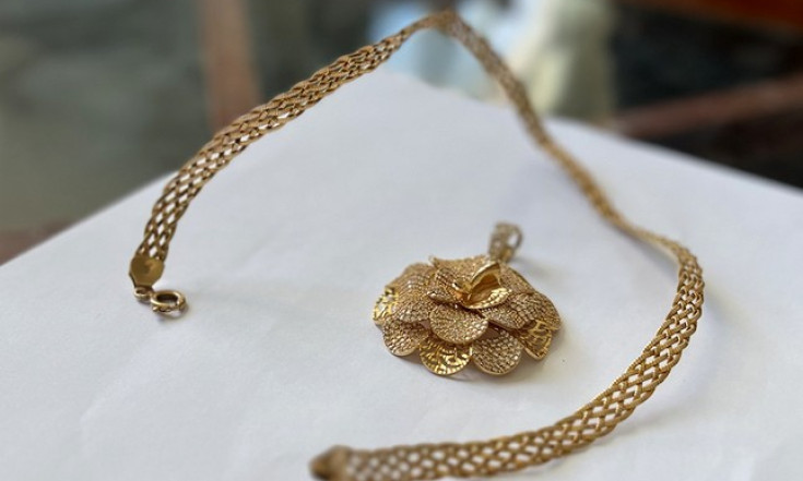 Cướp giật dây chuyền, cởi bỏ quần áo để lẩn trốn vẫn không thoát