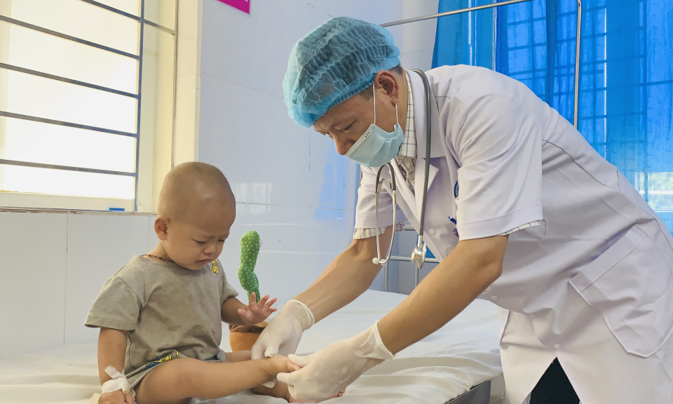 Trẻ nhập viện tăng do thời tiết bất thường 
