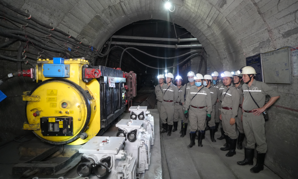 Gắn biển công trình kỷ niệm 55 năm Ngày Bác Hồ gặp mặt Đoàn đại biểu, công nhân, cán bộ ngành Than