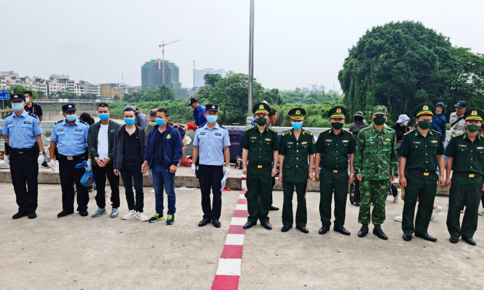 Bàn giao 3 đối tượng nhập cảnh trái phép cho lực lượng chức năng Trung Quốc 