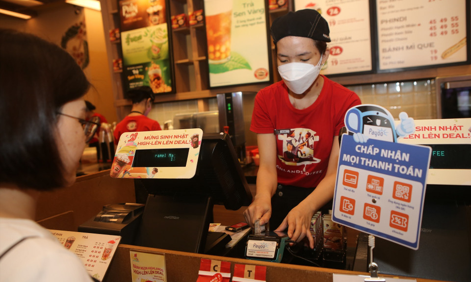 Thanh toán không tiền mặt tăng mạnh ở dịch vụ ăn uống, mua sắm, làm đẹp