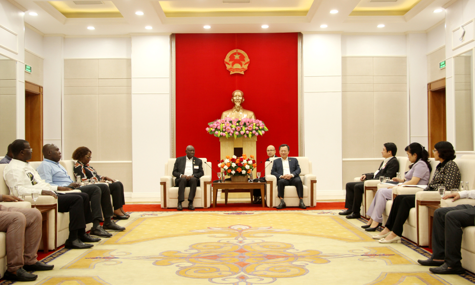Đồng chí Cao Tường Huy, Quyền Chủ tịch UBND tỉnh tiếp xã giao Đoàn đại biểu Quốc hội Bờ Biển Ngà