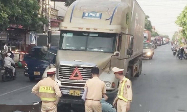 Xe máy chui gầm xe container trên QL38, nam tài xế may mắn thoát nạn