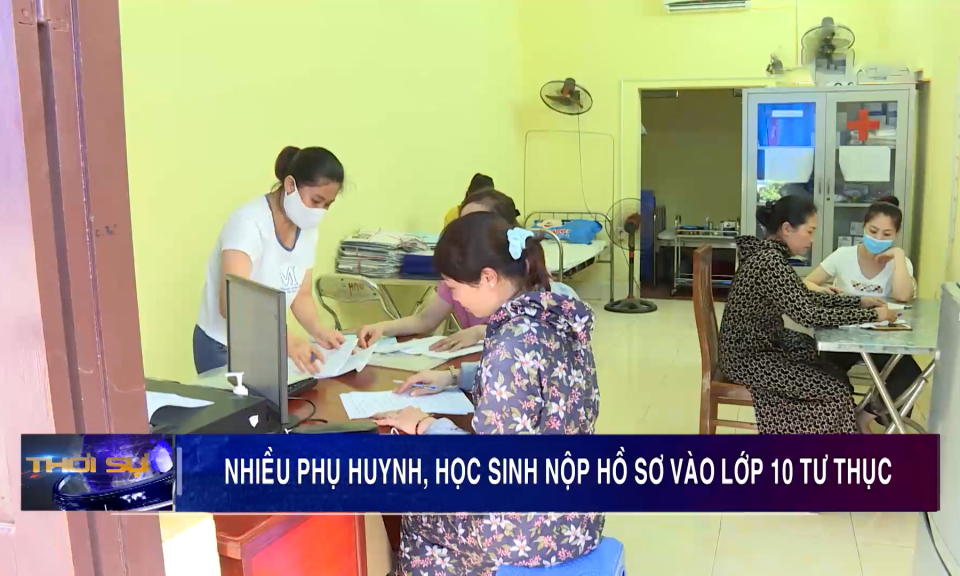 Nhiều phụ huynh, học sinh nộp hồ sơ vào lớp 10 tư thục