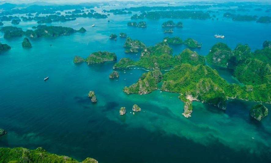 Amazing way to view beautiful Halong Bay - from above