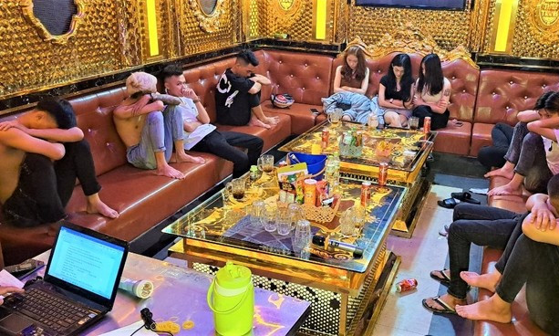 Bắt quả tang 17 nam nữ ‘bay lắc’ trong quán karaoke