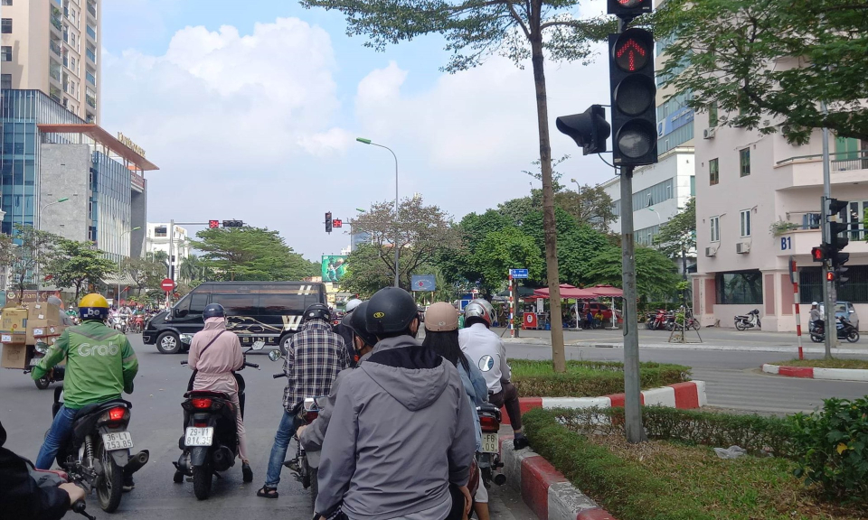 Băn khoăn bị phạt nguội khi vượt đèn đỏ nhường đường xe cứu thương