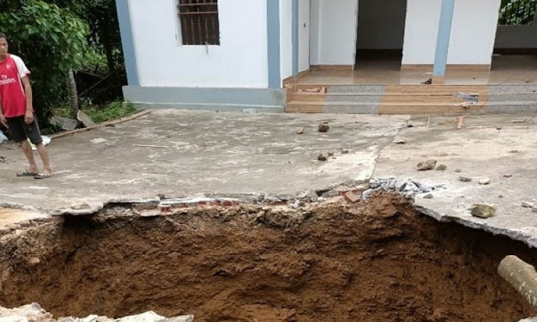 'Hố tử thần' xuất hiện trước nhà dân