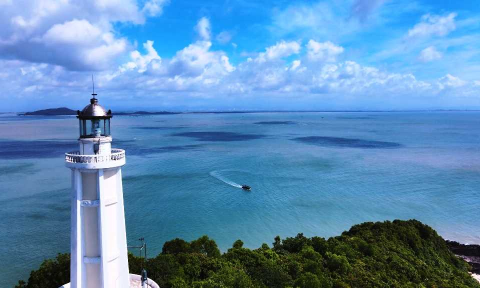 Vinh Thuc Lighthouse: "Legendary eye" of the northeastern sea
