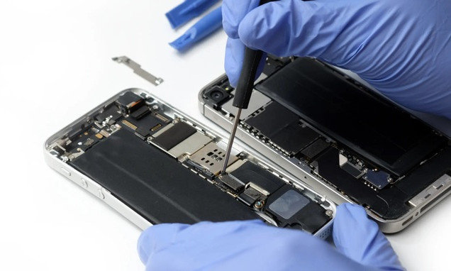 Apple bị tố giới hạn tuổi thọ iPhone để ép người dùng mua sản phẩm mới