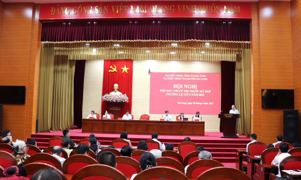 Đồng chí Bí thư Tỉnh ủy, Chủ tịch HĐND tỉnh tiếp xúc cử tri TP Hạ Long