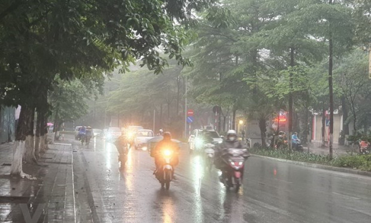 Đông Bắc Bộ sáng có mưa rào và dông vài nơi, sau trời nắng nóng