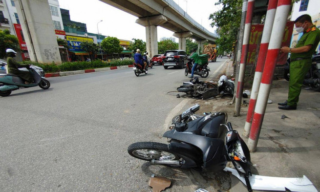 Hai xe máy va chạm ở ngã tư Hoàng Cầu, ba người bị thương nặng