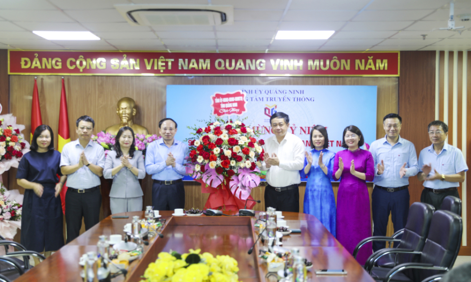 Party Secretary Nguyen Xuan Ky congratulated QMG on the occasion of Vietnam Revolutionary Press Day