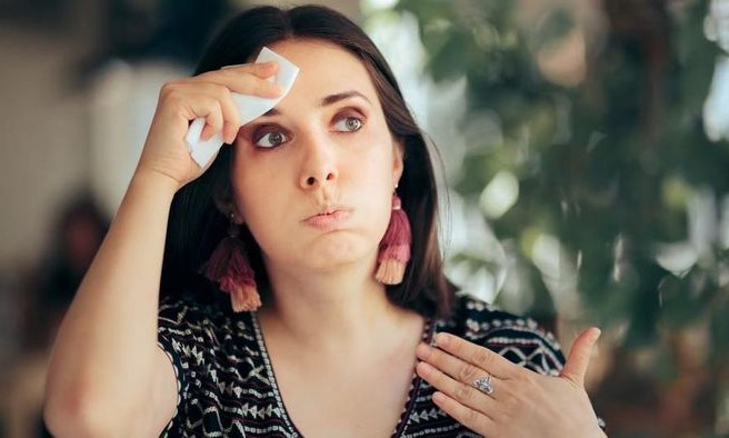 Cách chăm sóc da nhạy cảm vào mùa hè