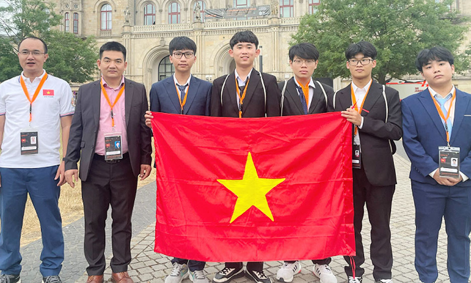 Trương Phi Hùng, học sinh Bắc Giang đoạt Huy chương Bạc Olympic Vật lí châu Âu