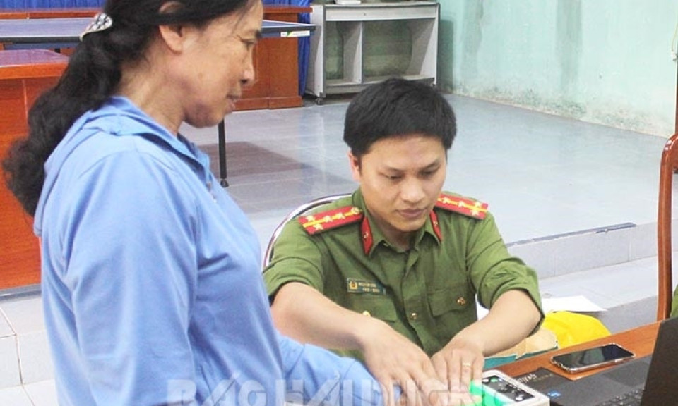 Gỡ từng nút thắt để hái "quả ngọt 06"