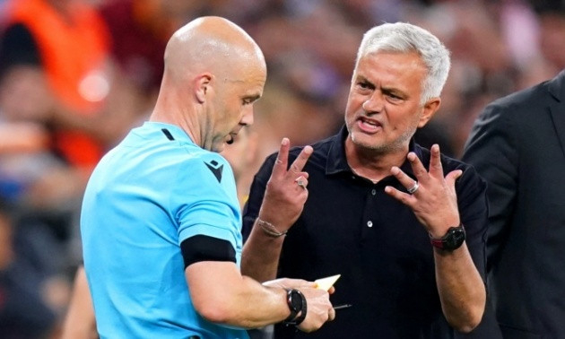 Mourinho và Roma bị trừng phạt nặng