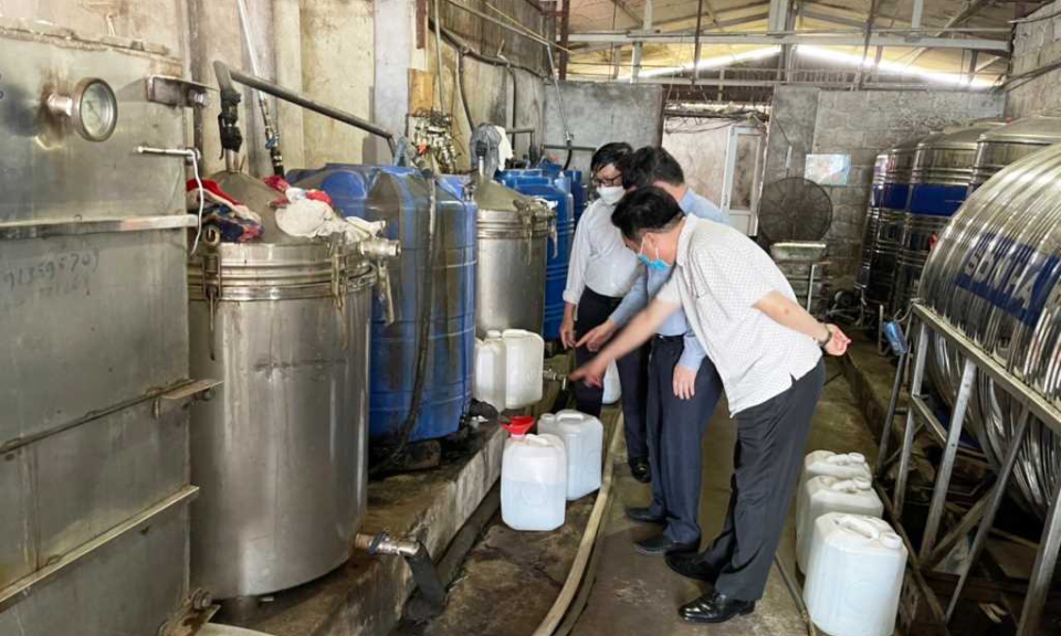 Siết chặt quản lý sản xuất rượu thủ công