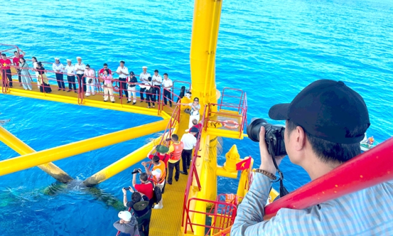 Journalists work to spread love for Trường Sa