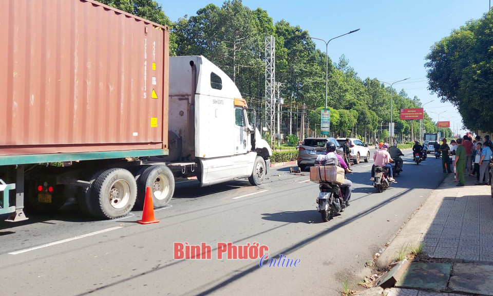 Tai nạn liên hoàn giữa 4 ô tô và xe máy