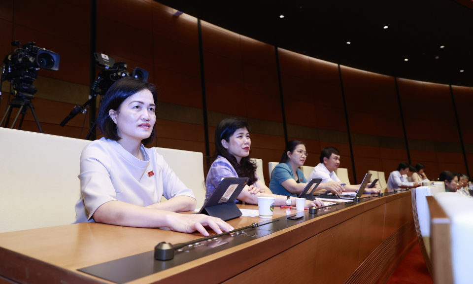 Quốc hội tiến hành biểu quyết thông qua một số Luật, Nghị quyết quan trọng và thảo luận tại hội trường 
