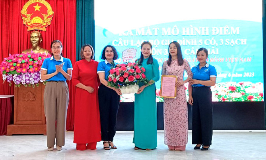 Ra mắt CLB Gia đình “5 có, 3 sạch” thôn 3 xã Cẩm Hải và ra mắt Hội viên danh dự Hội LHPN Việt Nam