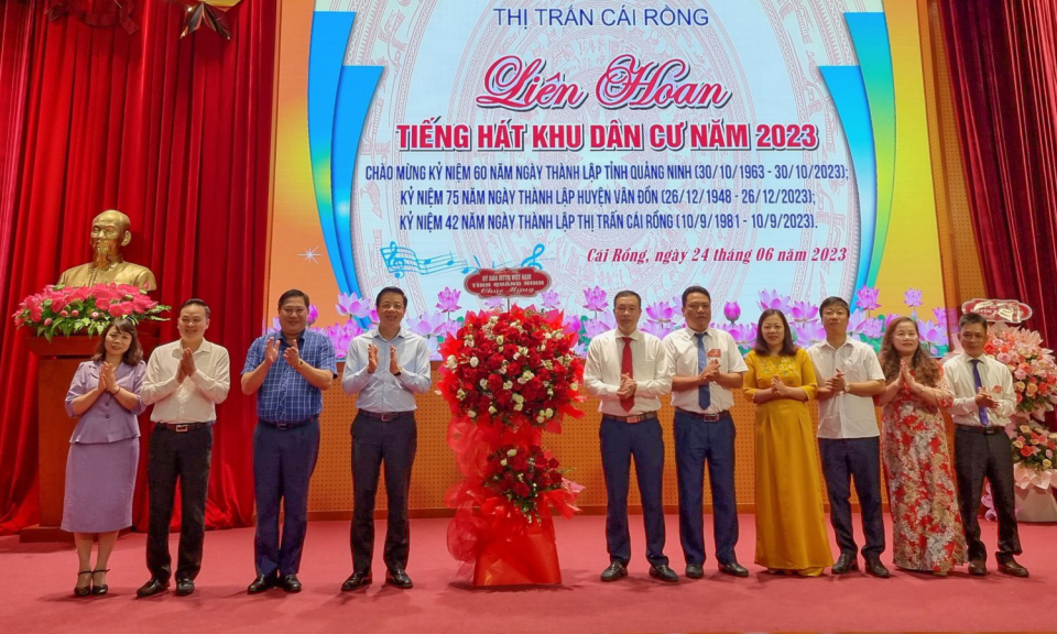 Chủ tịch Ủy ban MTTQ tỉnh dự Liên hoan tiếng hát khu dân cư tại thị trấn Cái Rồng, huyện Vân Đồn