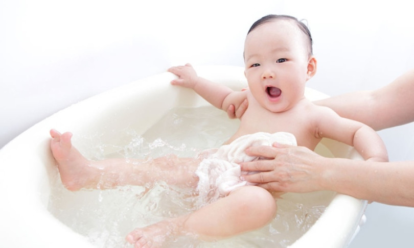 Thời điểm thích hợp để trẻ tự tắm
