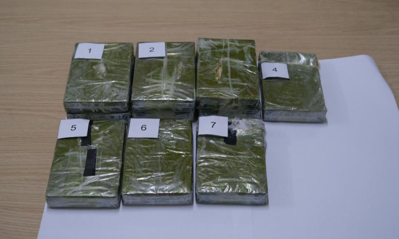 Đêm khuya, rủ nhau ôm 10 bánh heroin qua biên giới