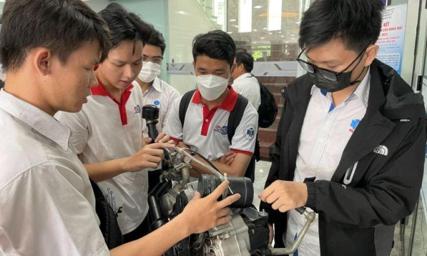 Sinh viên làm thiết bị chống ngập cho xe máy