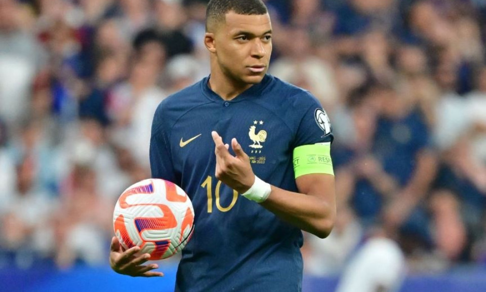 PSG hạ giá bán Mbappe