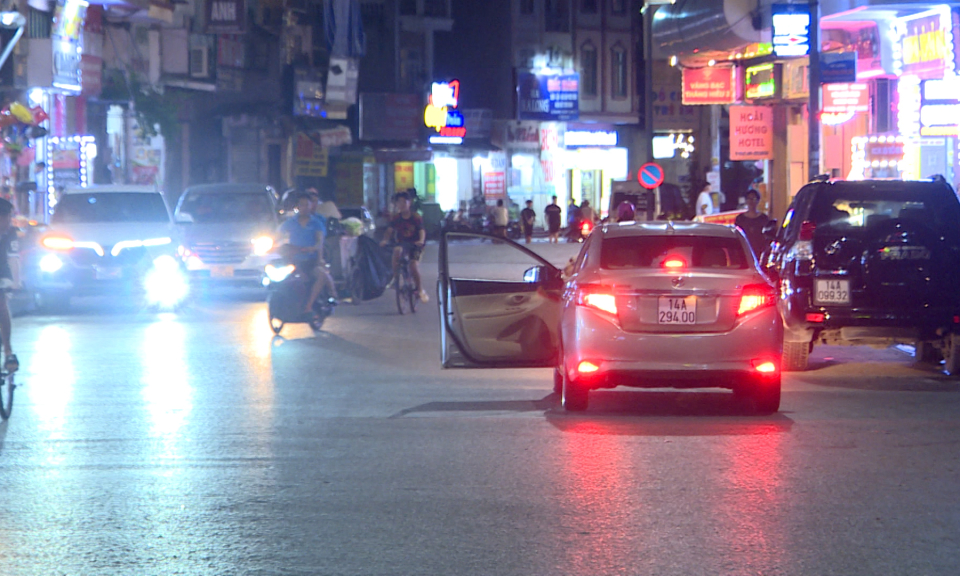 Khởi tố lái xe "taxi dù" về tội chống người thi hành công vụ