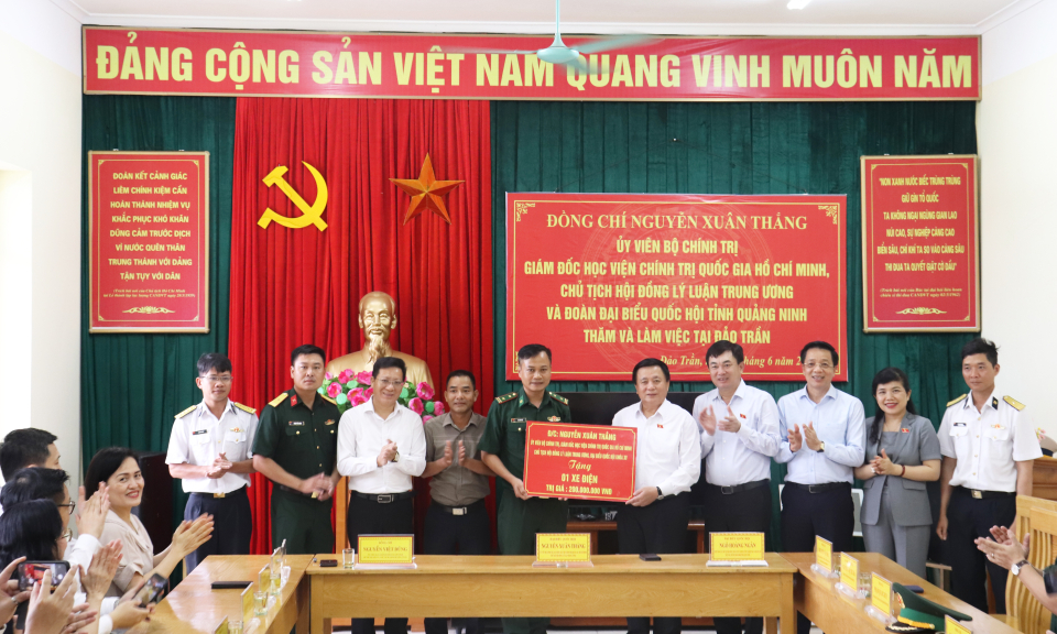 Chủ tịch Hội đồng lý luận Trung ương Nguyễn Xuân Thắng thăm và làm việc tại huyện Cô Tô
