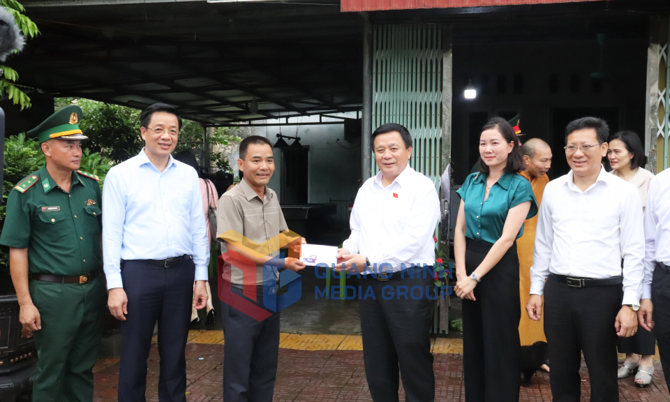 Chủ tịch Hội đồng lý luận Trung ương Nguyễn Xuân Thắng thăm và làm việc tại huyện Cô Tô, tháng 6-2023