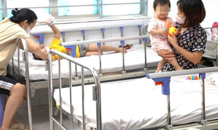 Nhiều trẻ mắc bệnh tay chân miệng nặng ở miền Bắc 