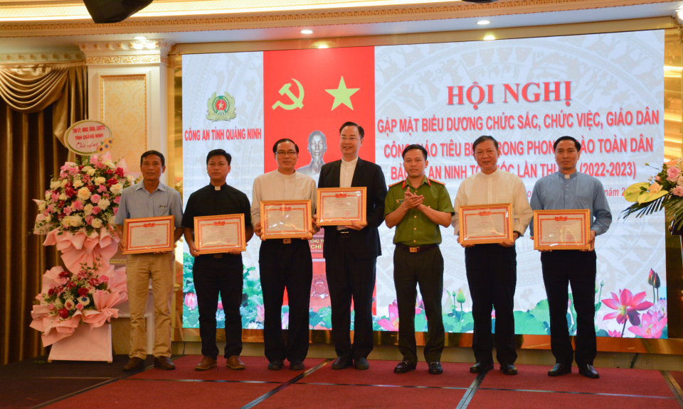 Biểu dương chức sắc, chức việc, giáo dân Công giáo tiêu biểu trong phong trào Toàn dân bảo vệ ANTQ