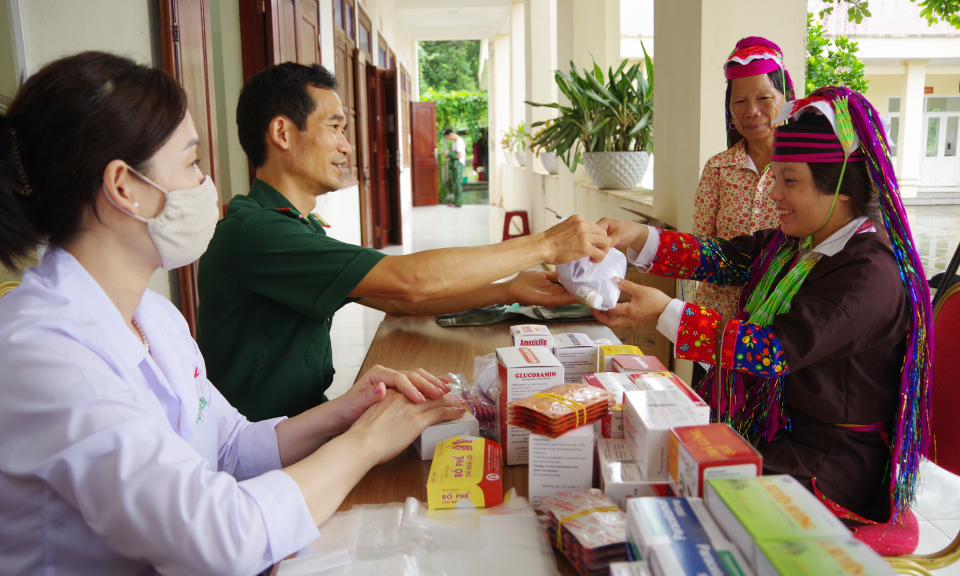 BĐBP tỉnh: Khám bệnh, tặng quà, cấp phát thuốc miễn phí cho đồng bào biên giới