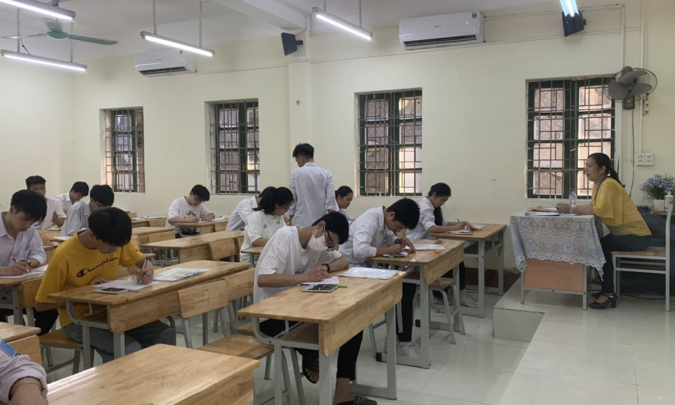 Đình chỉ thi 2 thí sinh chụp đề thi Văn và Toán gửi qua mạng, tạm dừng nhiệm vụ coi thi các cán bộ liên quan